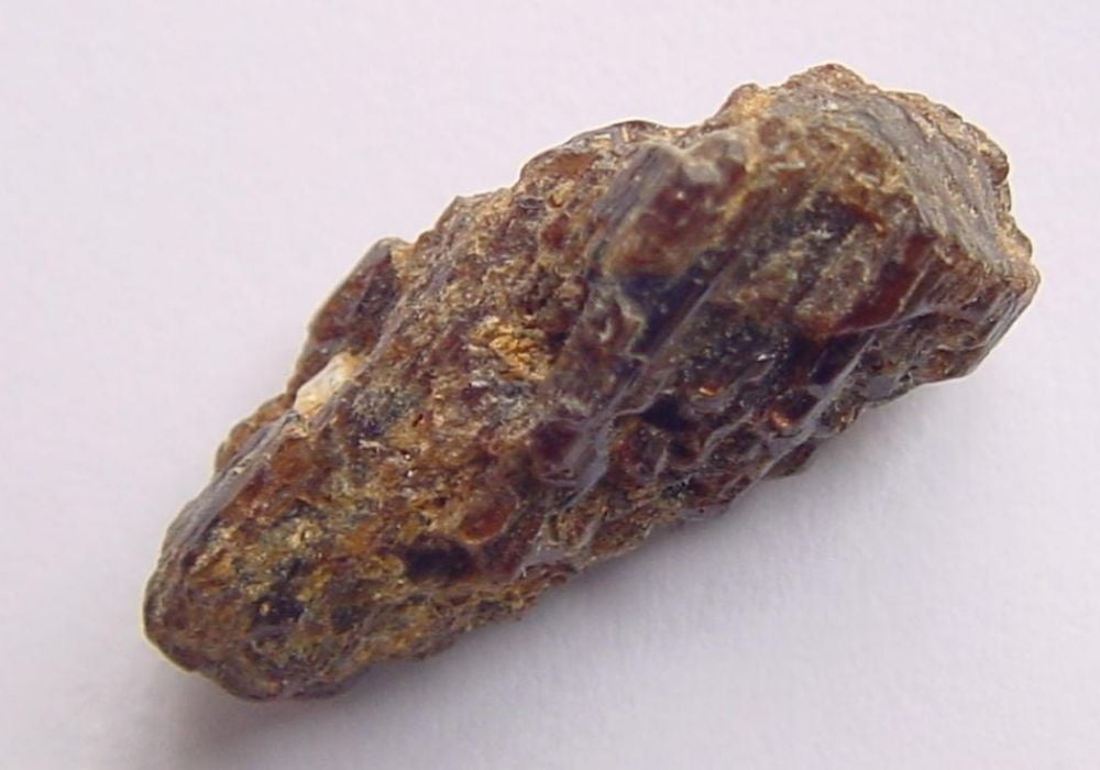 Painite cristal brut rouge-brun - minéral plus rare que le diamant, découverte 1951 Myanmar Mogok