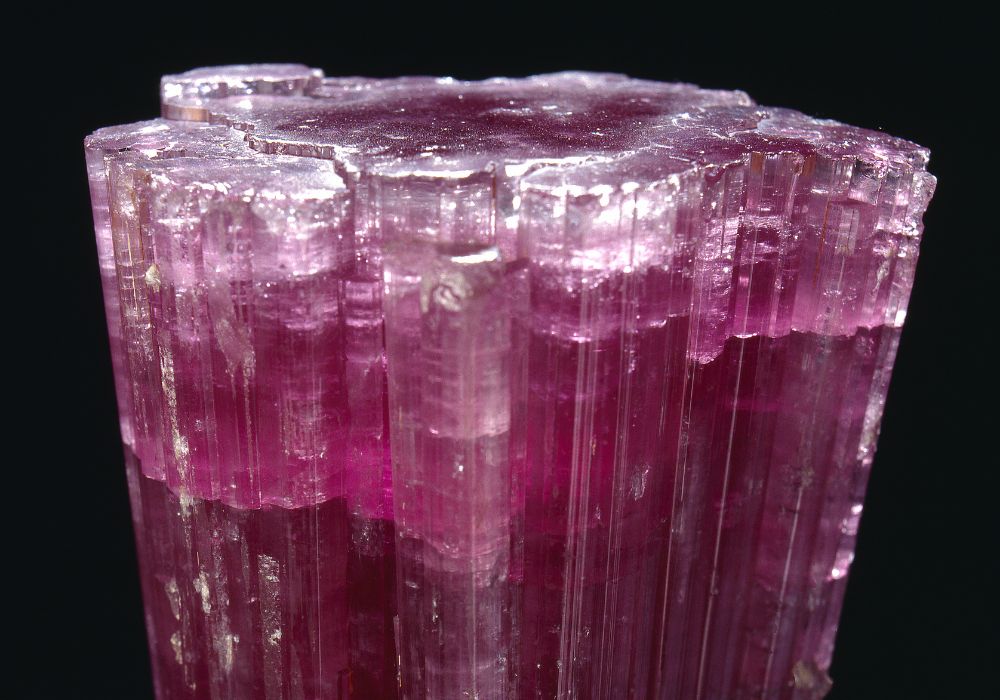 Pierre tourmaline rouge rubellite naturelle brute - histoire de cette gemme rouge prisée depuis l'Antiquité