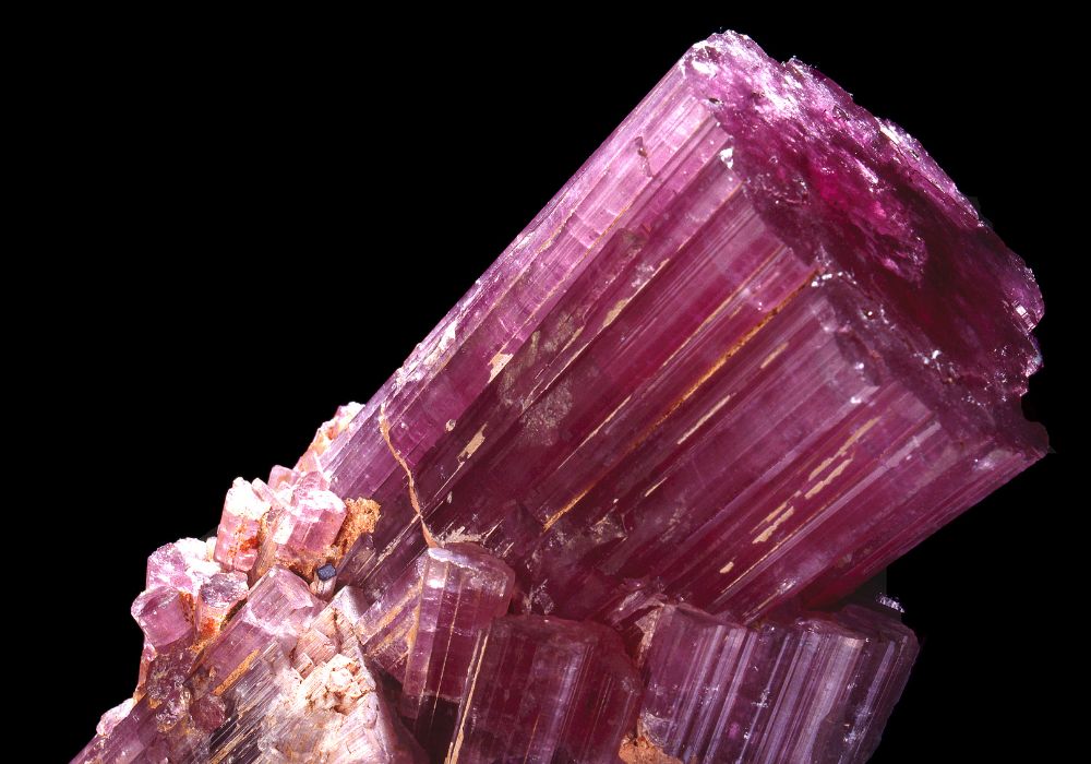Pierre tourmaline rouge polie - origine géologique et composition riche en manganèse et lithium des rubellites