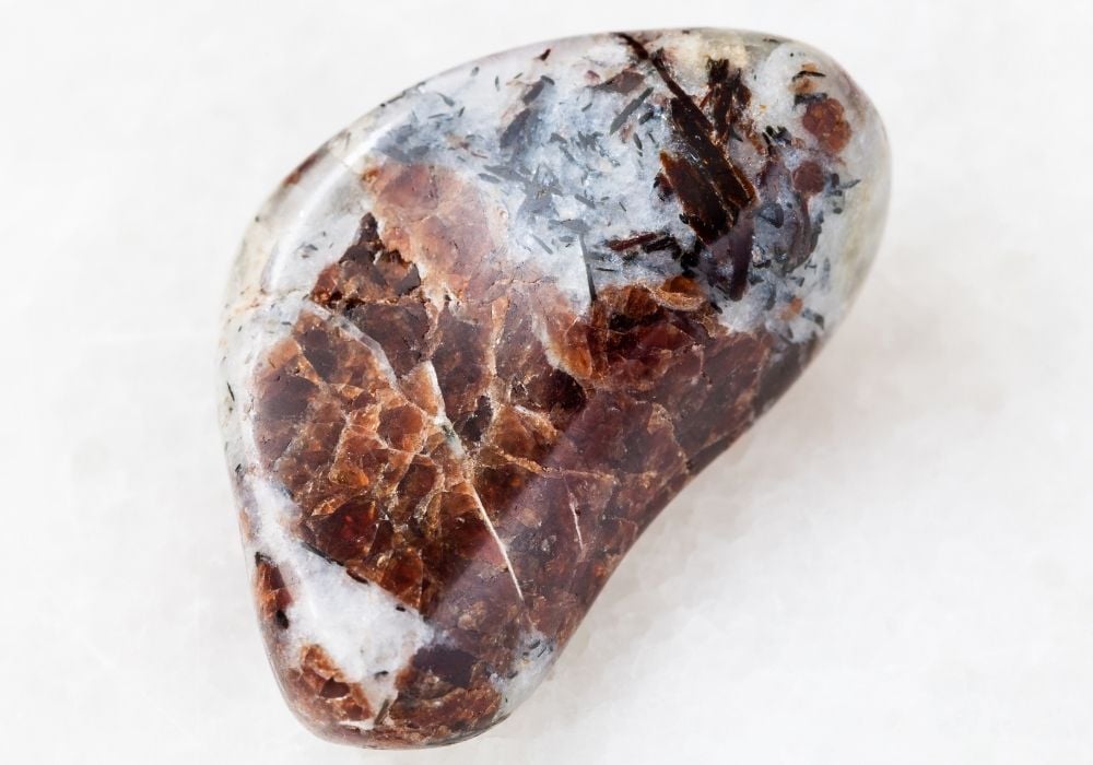 Yooperlite brute grise - roche syénite sodalite Michigan Lake Superior origine et composition