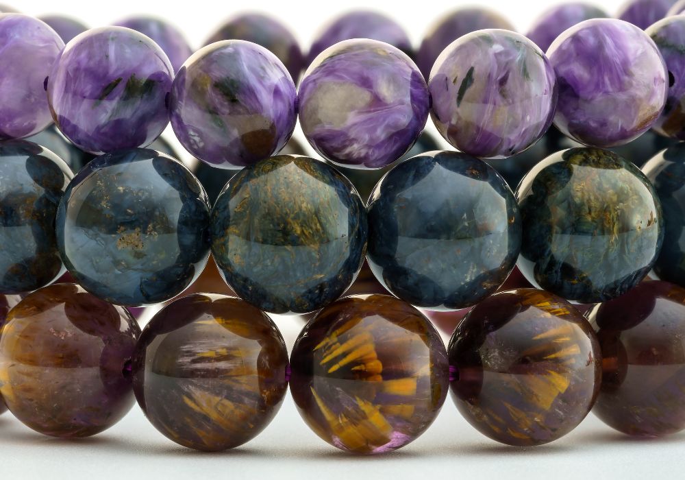 Cacoxénite en inclusions dorées brillantes enchâssées dans du quartz blanc translucide, montrant la beauté spectaculaire de cette gemme minéralogique et sa valeur de collection