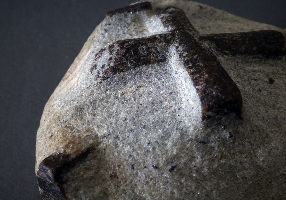 Pierre croix de Bretagne staurotide - croix naturelle gravée, amulette celtique et symbole mystique
