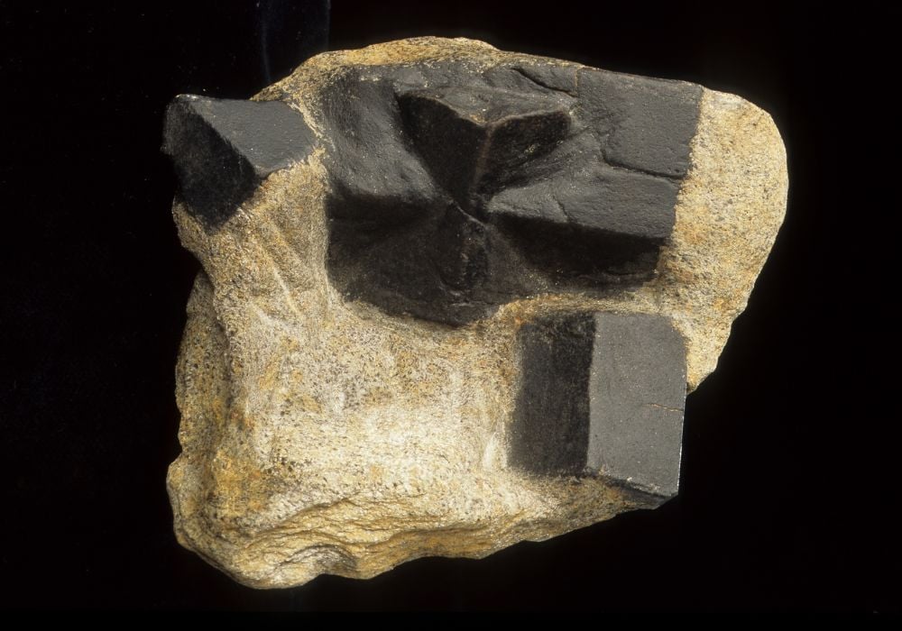 Staurotide croix de fée macle naturelle - gisement Coray Finistère géologie métamorphique