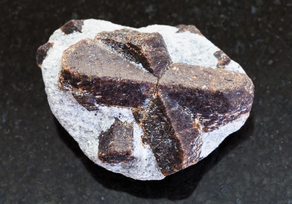 Croix de Bretagne staurotide vertus lithothérapie protection spirituelle ancrage divin