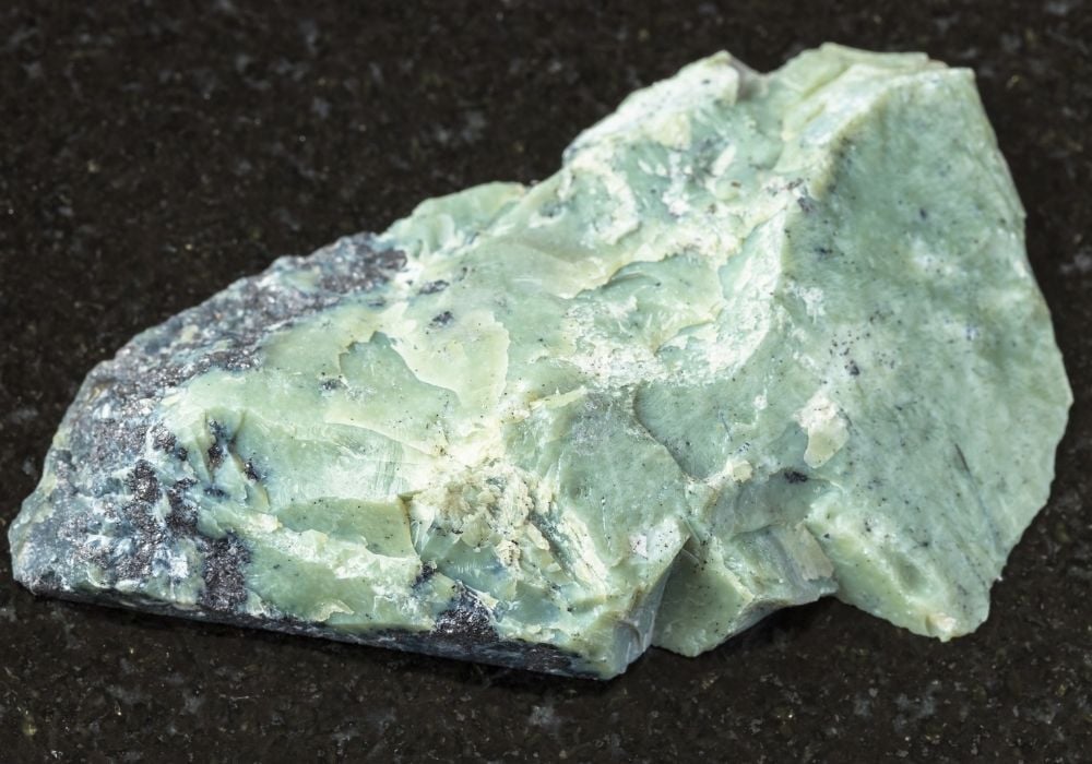 Pierre de l'Infini origine gisements serpentinite