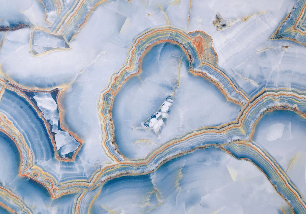 Agate teintée naturelle teintée artificiellement — calcédoine vitrée et translucide avec bandes colorées saturées