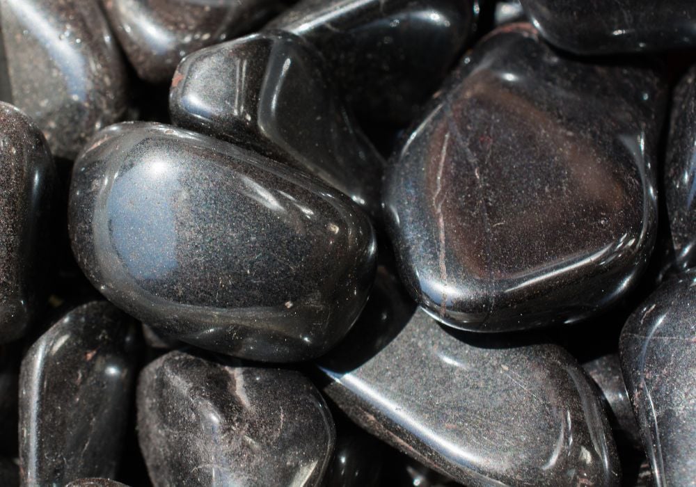 Hématite aimantée noire brillante - histoire antique et propriétés magnétiques en lithothérapie