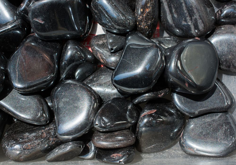 Hématite aimantée pierre d'ancrage énergétique - vertus lithothérapie et propriétés magnétiques