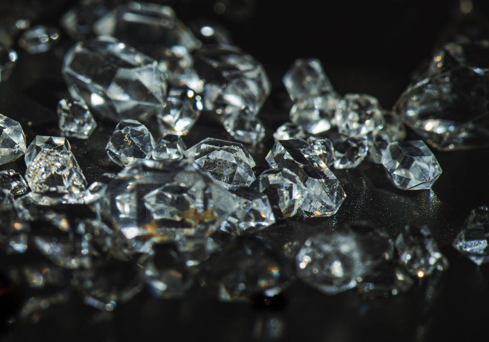 Cristaux de quartz hyalin transparent incolore - pierre cristalline ancestrale de pureté absolue utilisée depuis l'Antiquité en lithothérapie et divination