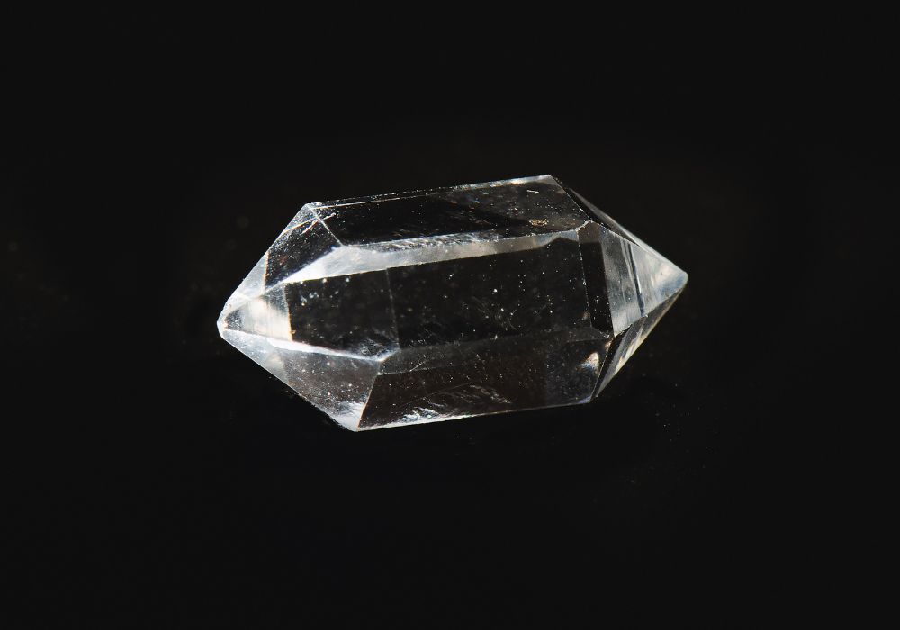 Quartz hyalin cristallin hexagonal transparent incolore - gisements géologiques Brésil Madagascar Alpes Himalaya structure cristalline rhomboédrique dioxyde de silicium pur