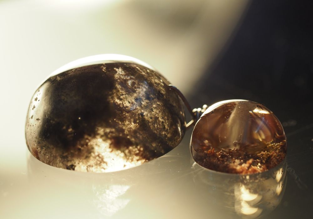 Quartz lodolite brut montrant ses inclusions de chlorite verte et hématite rouge — quartz jardin formé en milieu hydrothermal