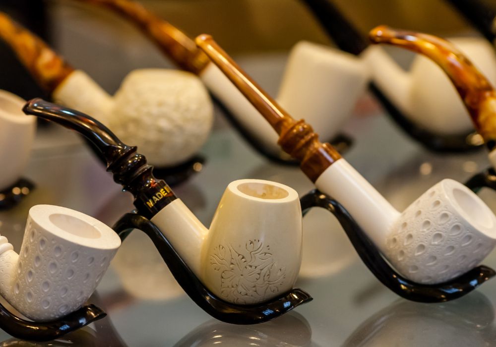 Gisement de sépiolite en Turquie, minéral blanc opaque de structure fibreuse poreuse, d'aspect léger et poudreux
