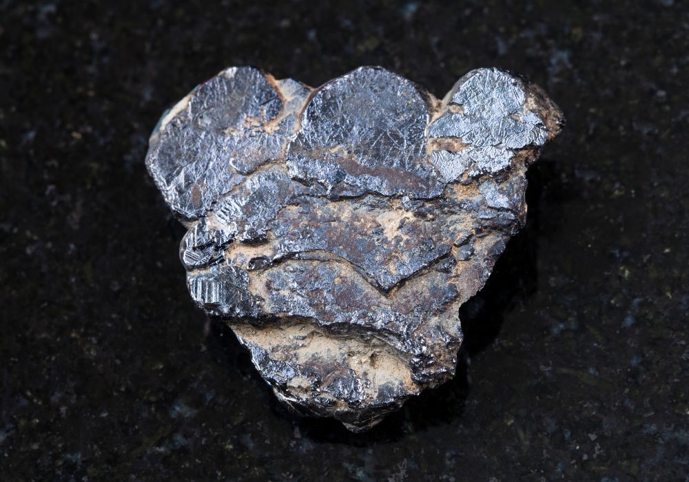 Vertus lithothérapie de la pierre tantalite - propriétés énergétiques et chakra racine