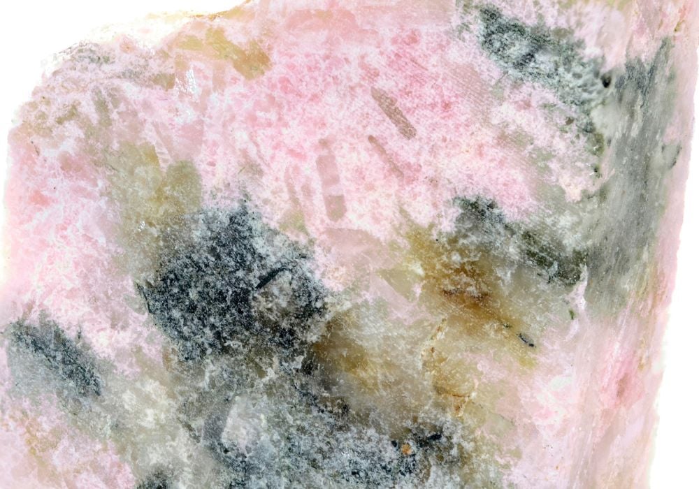 Pierre tugtupite rose carmin du Groenland - découverte 1962 phénomène ténébrescence lumière UV
