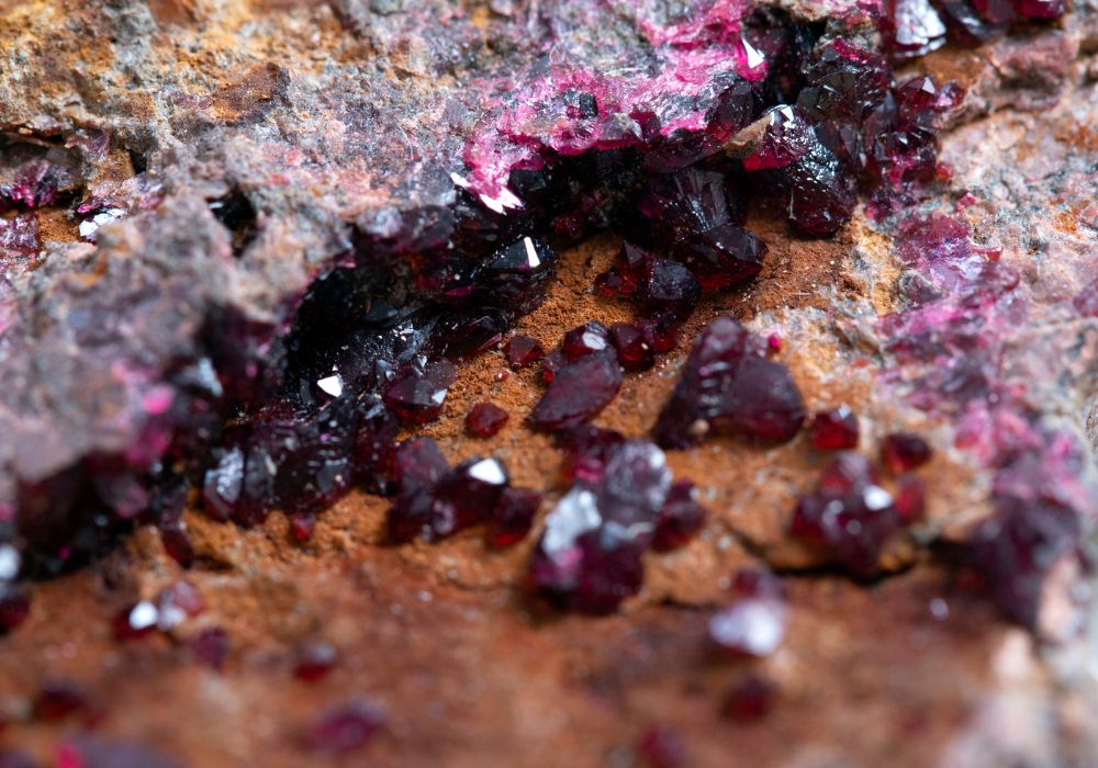 Érythrite rose framboise en efflorescence - fleur de cobalt de Bou Azzer, histoire minéralogique et géologie