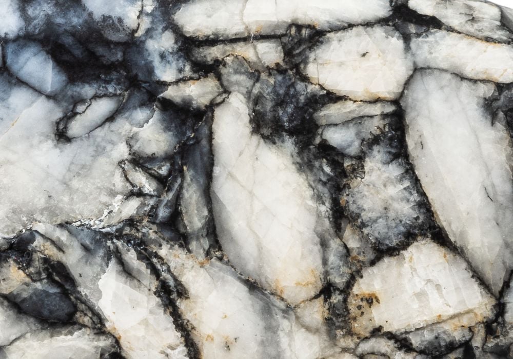 Pierre pinolite brute noire aux motifs blancs - cristaux de magnésite caractéristiques, roche autrichienne rare des Alpes