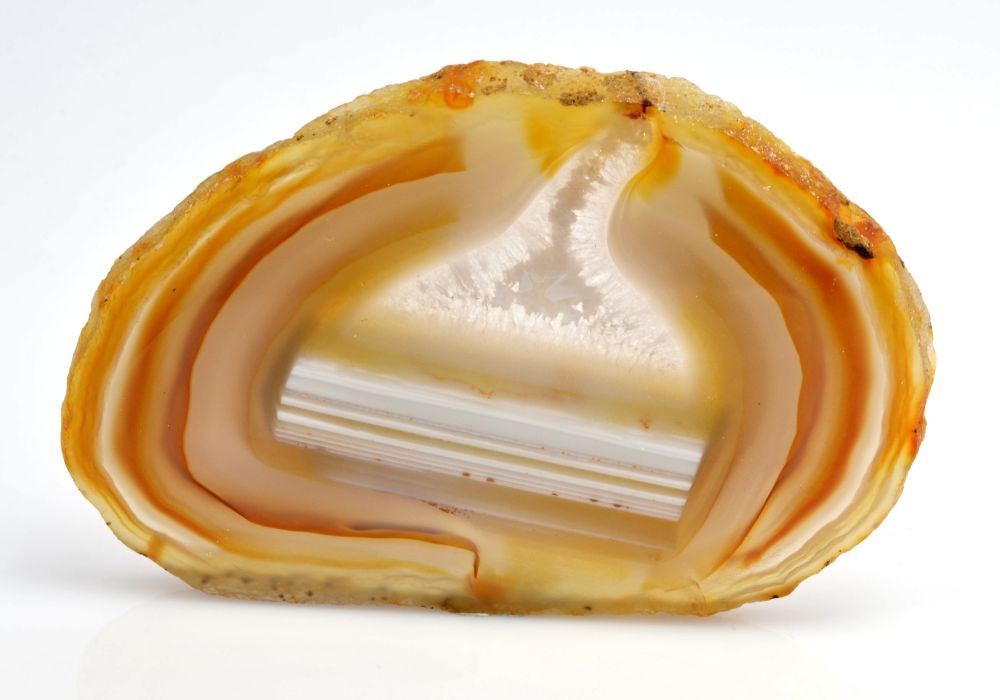 Pierre agate plume : histoire et origines de cette calcédoine aux motifs de plumes naturelles