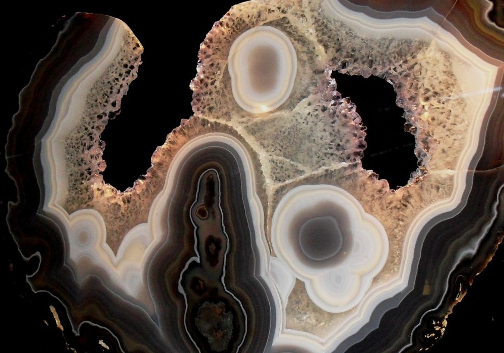 Agate plume brute montrant les inclusions plumeuses naturelles — origine géologique et composition