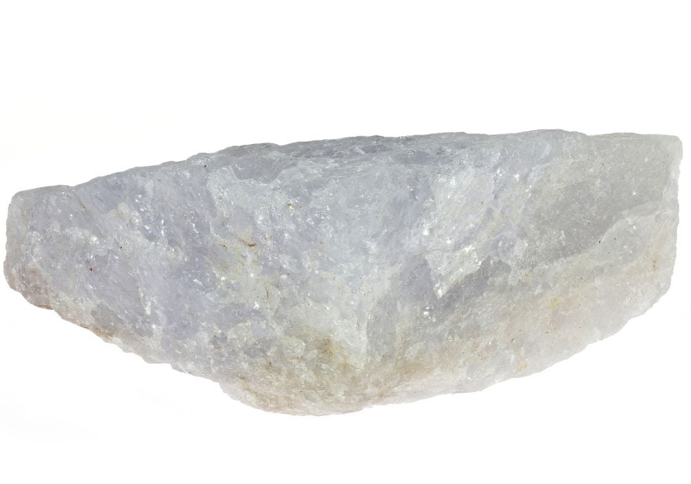 Pierre Amblygonite aux teintes jaune pâle et blanc nacré illustrant son histoire depuis le XIXe siècle