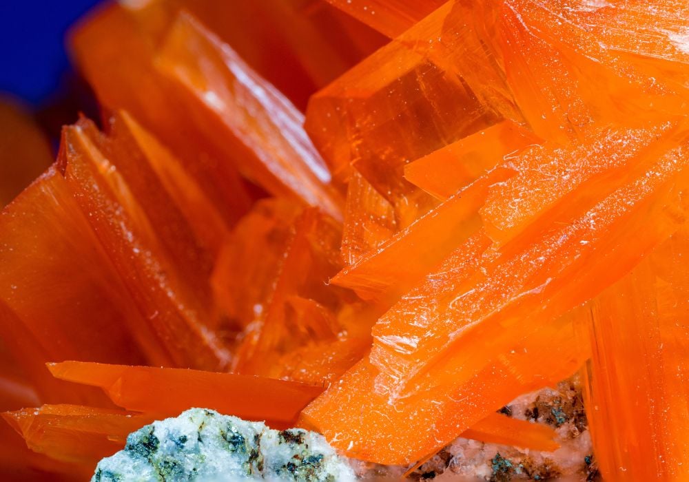 Cristaux d'arcanite transparent et incolore - minéral rare de sulfate de potassium, histoire géologique et découverte scientifique