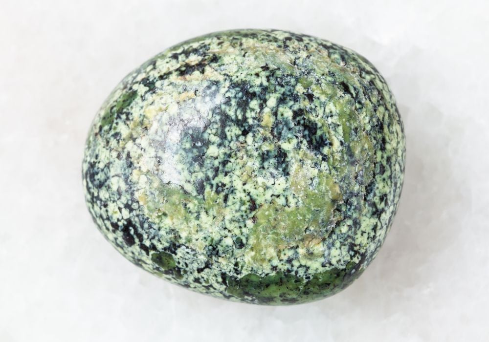 Atlantisite brute Australie Tasmanie - composition serpentine stichtite, chrome violet