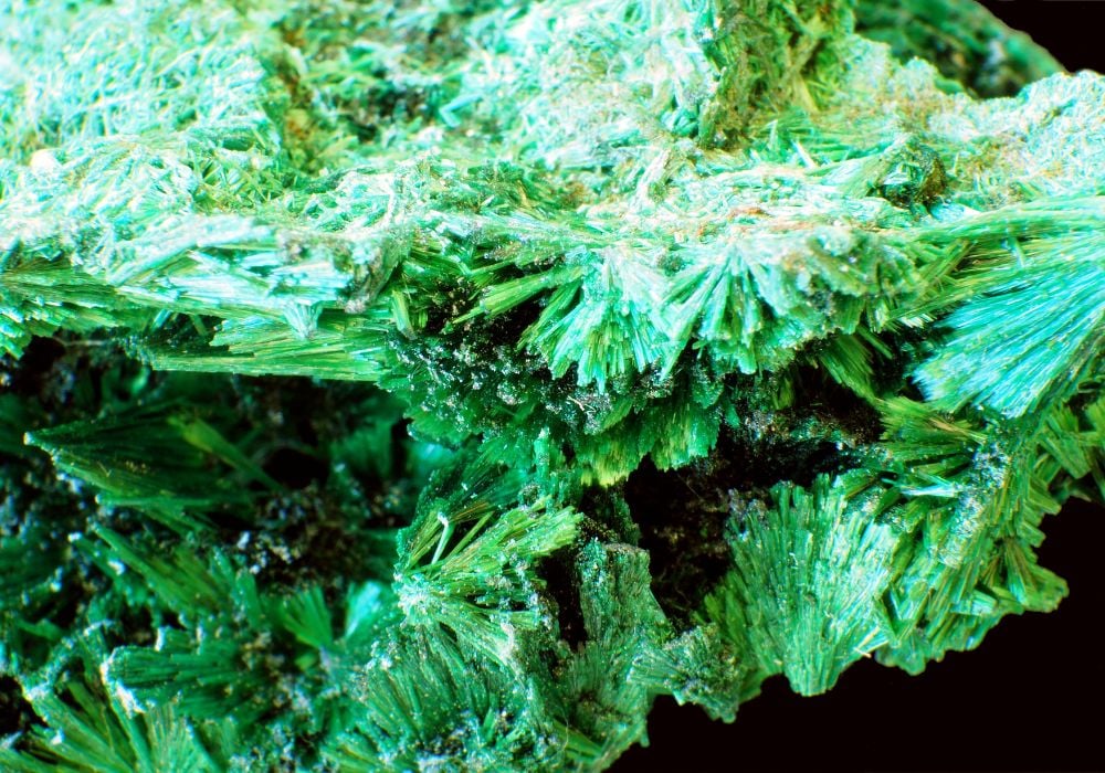 Pierre brochantite verte : histoire et origine du minéral cu4so4oh6