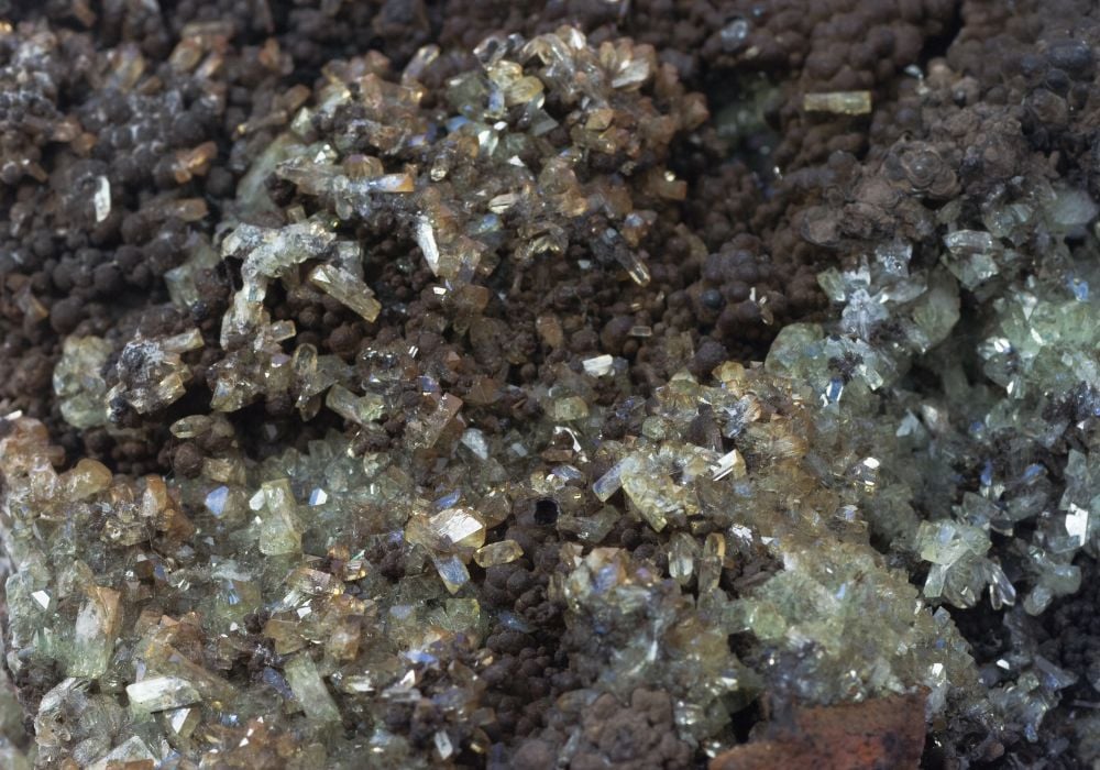 Brochantite cristallisée : formation géologique et gisements mondiaux