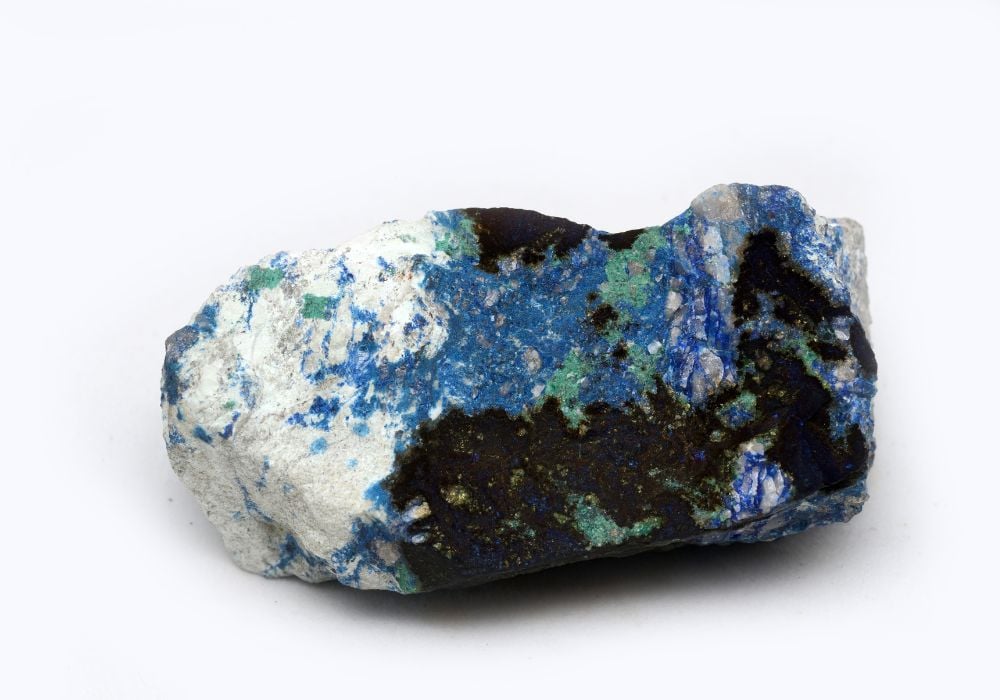 Pierre Chalcocite à l'éclat métallique noir-bleu illustrant son rôle dans l'histoire de l'extraction du cuivre
