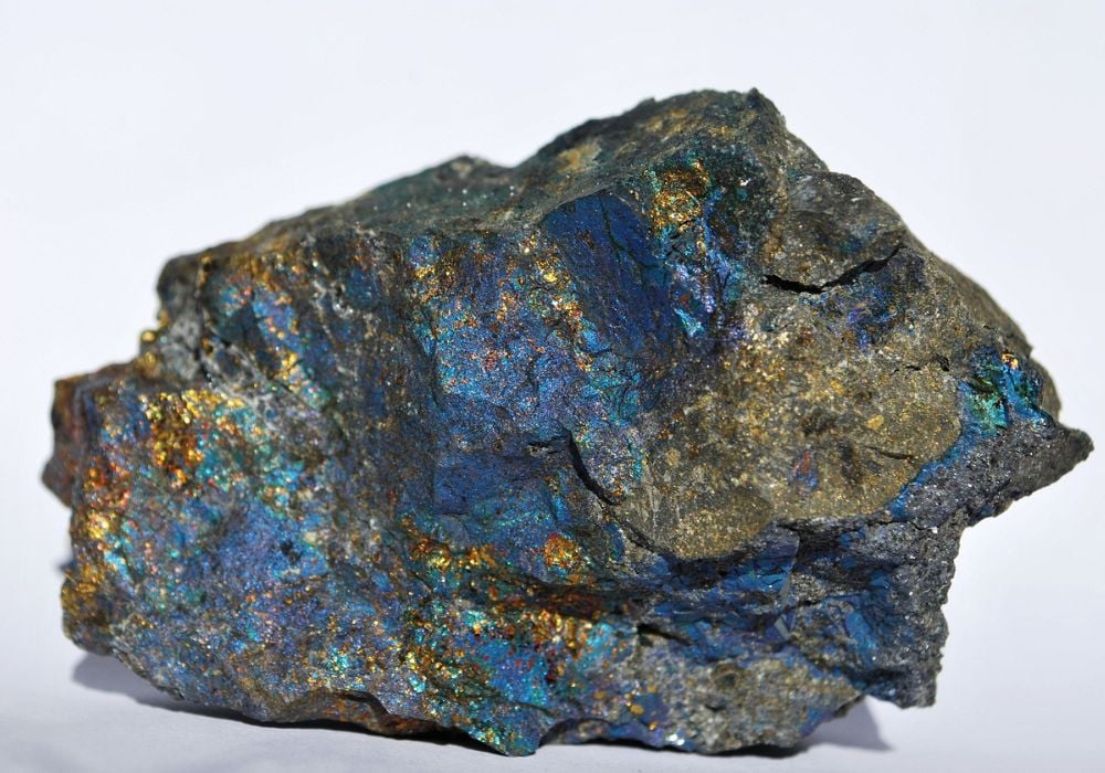 Pierre covelline brut bleu indigo profond avec reflets métalliques - histoire minéralogique du Vésuve et Niccolò Covelli