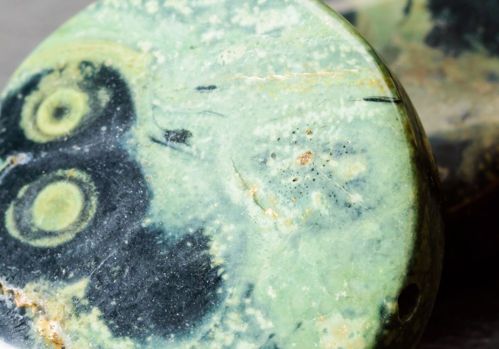Jaspe Kambaba vertus énergétiques lithothérapie cœur racine chakra stabilité