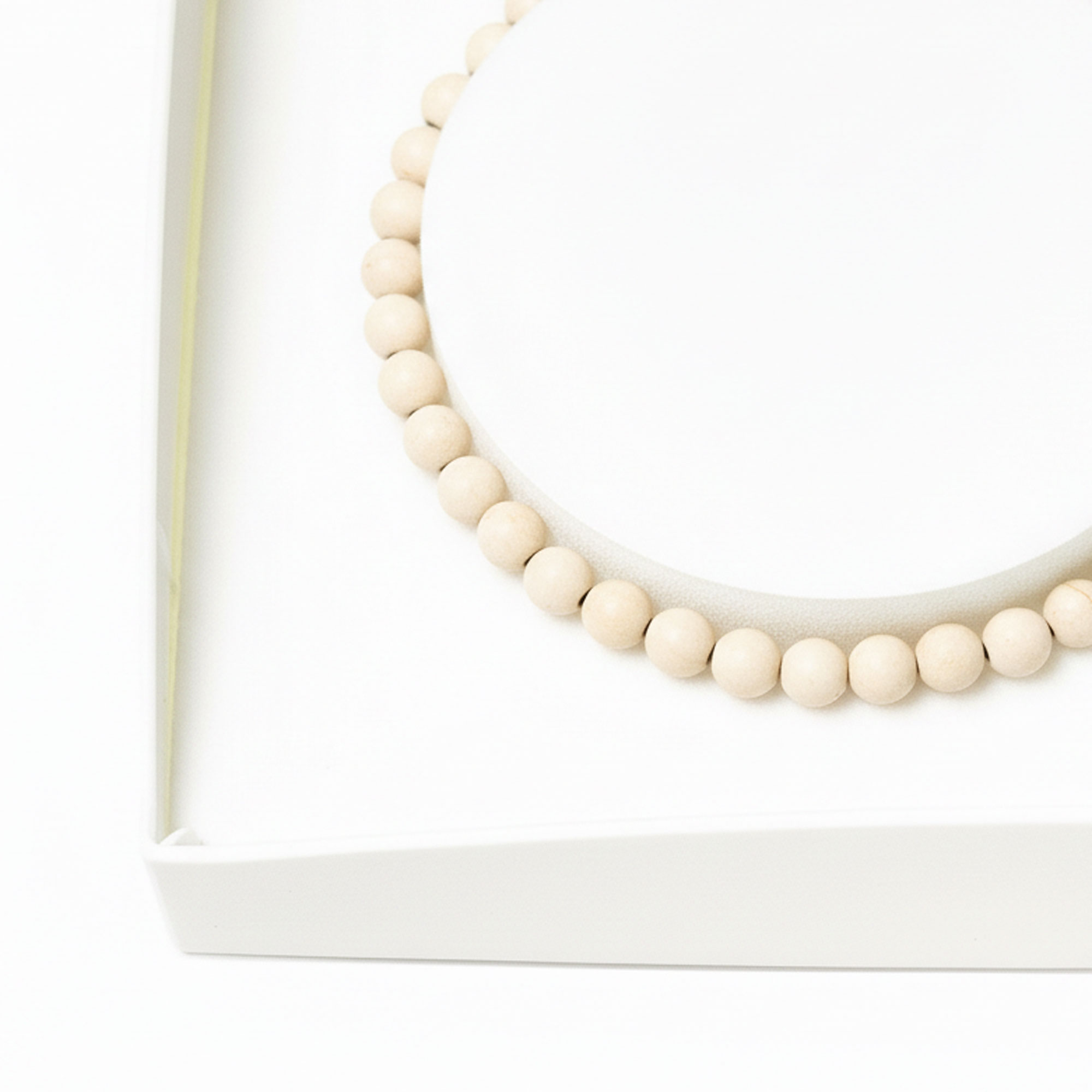 bracelet-fossile-blanc-pierres-boules-4mm-cordon-ajustable-03