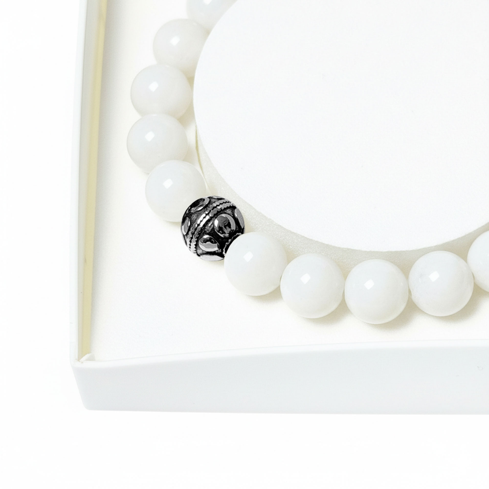 bracelet-jade-blanc-et-sphere-pour-elle-03