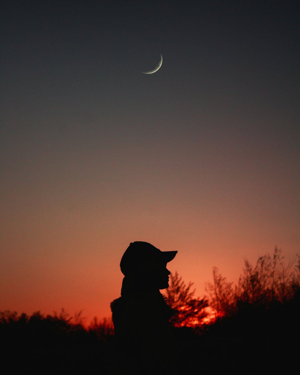 Silhouette au crépuscule avec croissant de lune — Horoscope