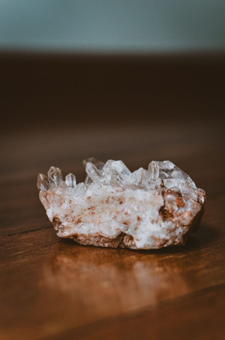 Amas de cristaux de quartz aux faces prismatiques bien formées