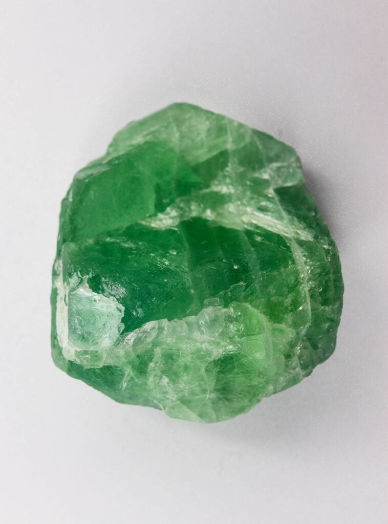 Cristal brut de fluorite verte, minéral qui a donné son nom à la fluorescence