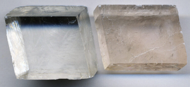 Fragments de calcite montrant un clivage rhomboédrique parfait