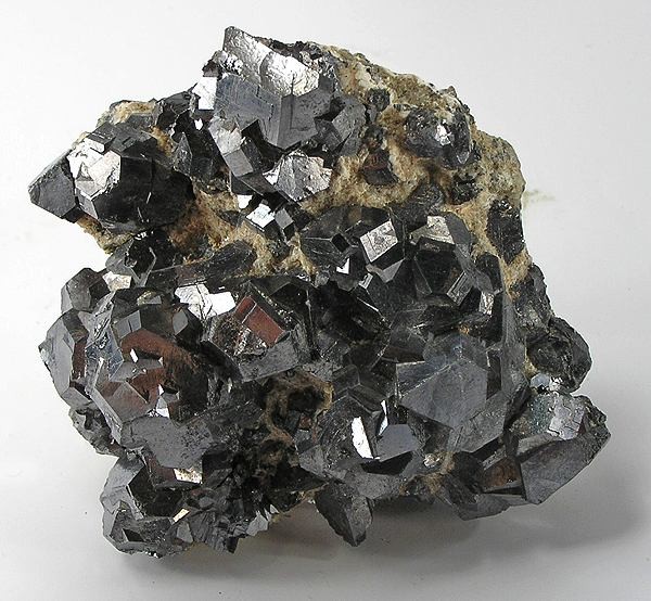 Cristaux cubiques gris métallique de galène, minéral dense