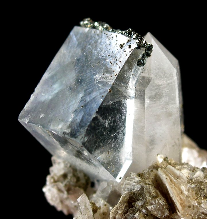 Cristaux cubiques de fluorite verte sur une gangue de quartz