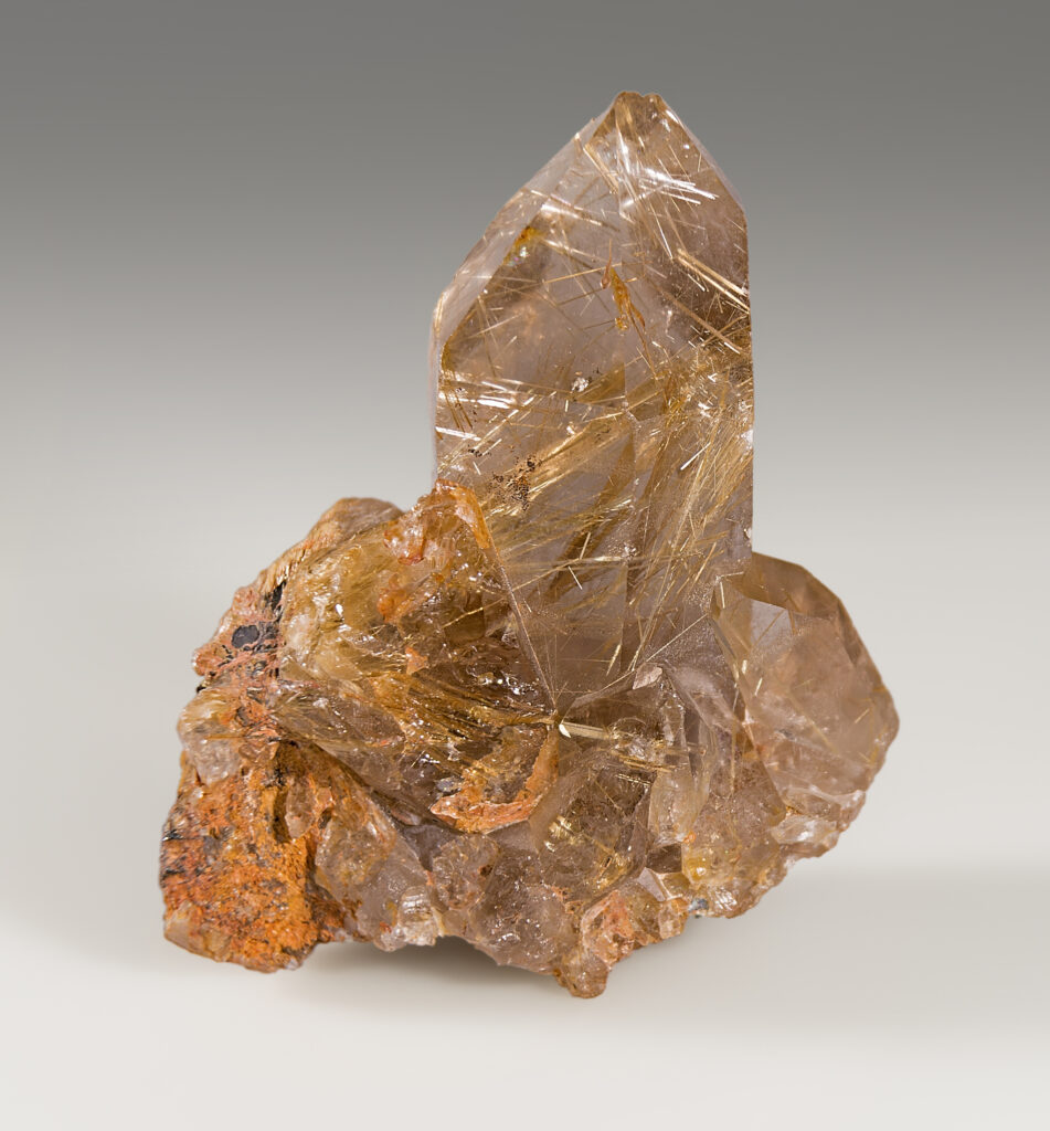 Cristal de quartz translucide traversé d'aiguilles dorées de rutile
