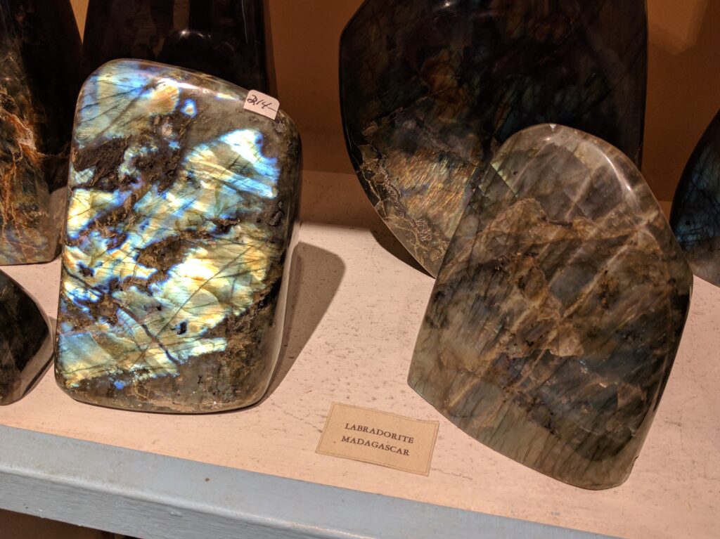 Deux échantillons de labradorite montrant des reflets bleus et verts