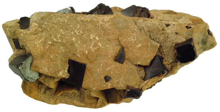Cube de goethite brune conservant la forme cubique de la pyrite d'origine