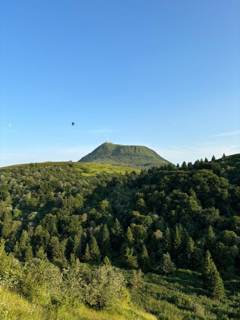 Le Puy de Dôme, volcan emblématique de la Chaîne des Puys en Auvergne