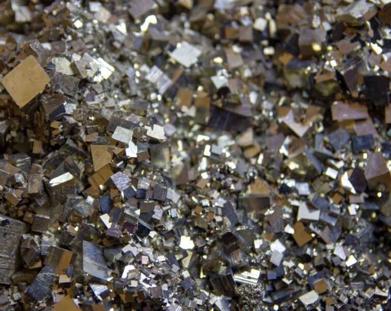 Grappe de cristaux de pyrite cubiques à l'éclat métallique doré