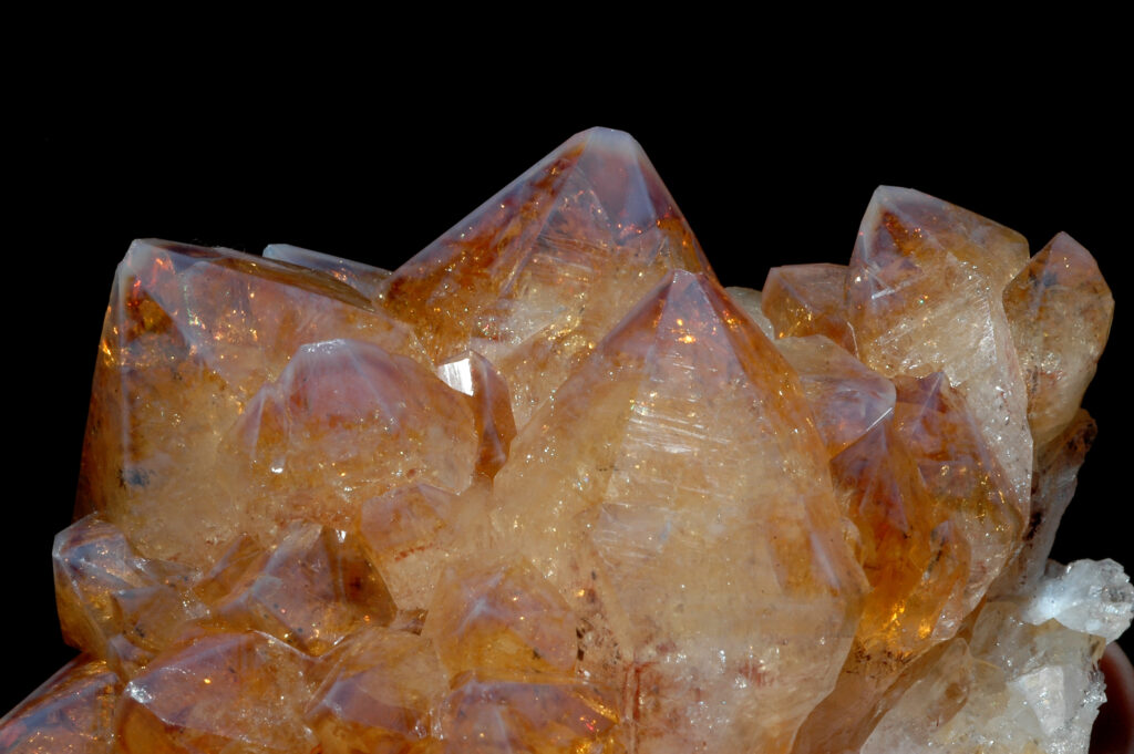 Cristal de quartz montrant à la fois la teinte violette de l'améthyste et la teinte jaune de la citrine