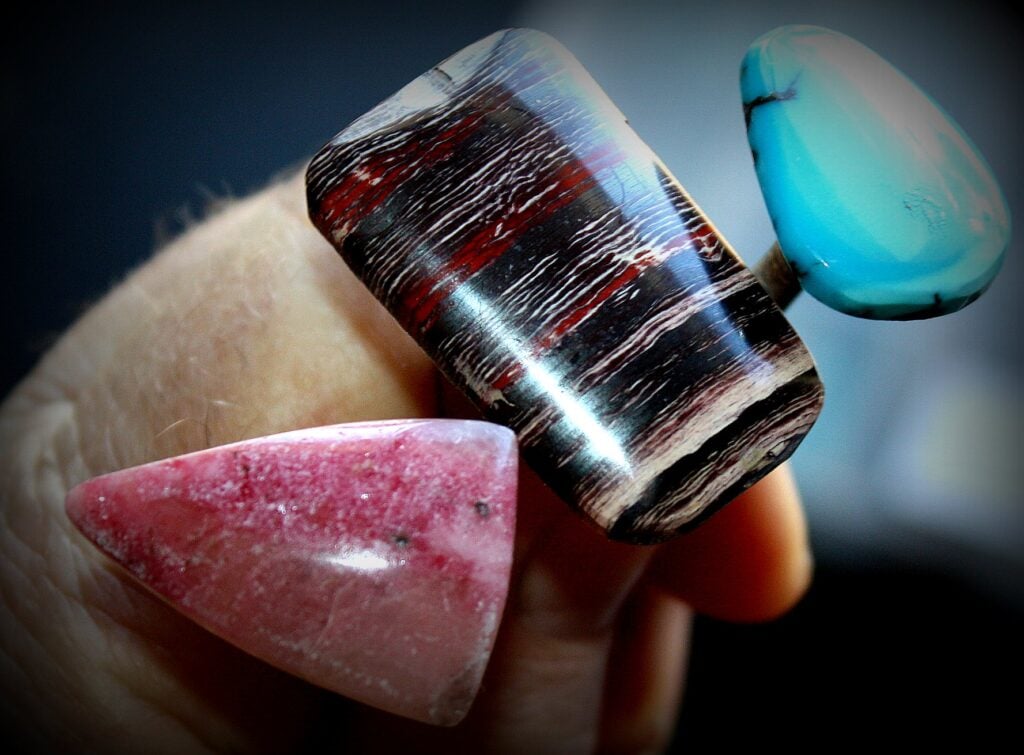 Cabochons polis de différentes pierres, taille convexe non facettée
