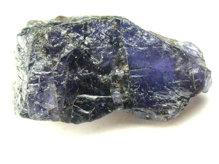 Cristal de cordiérite, variété iolite, minéral fortement pléochroïque