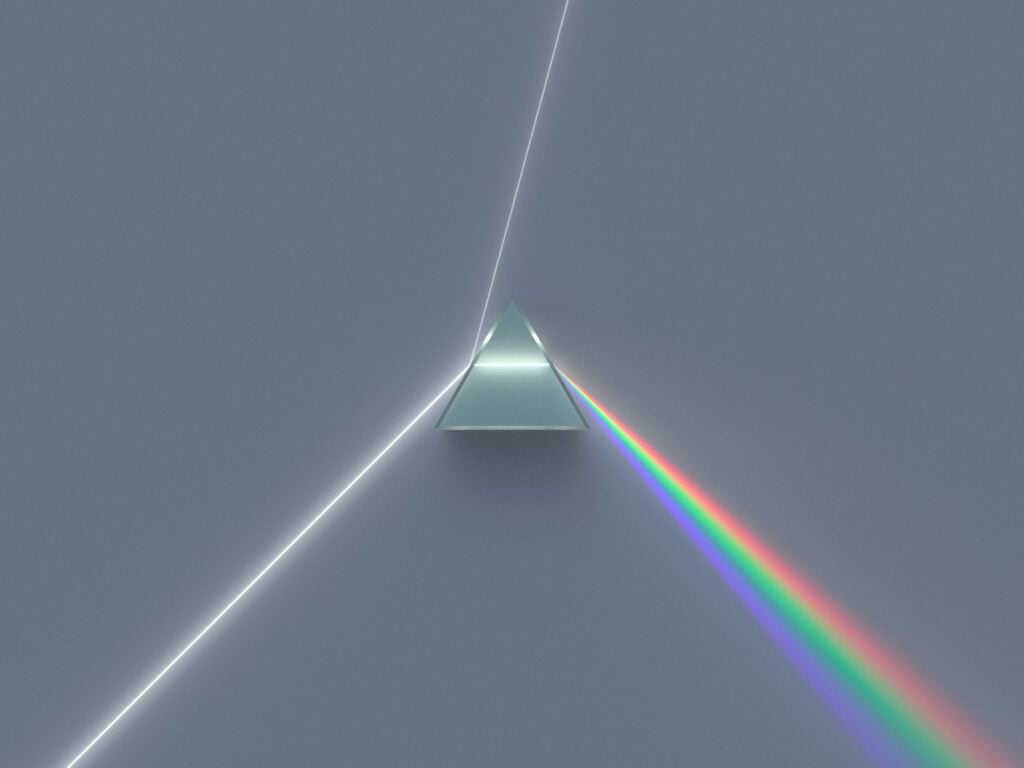 Prisme décomposant un faisceau de lumière blanche en spectre coloré, principe de la dispersion