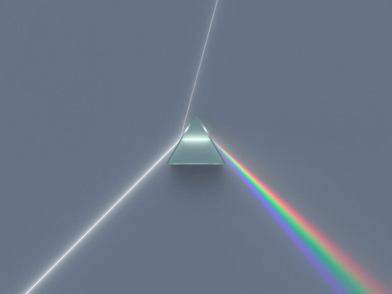 Prisme décomposant un faisceau de lumière blanche en spectre coloré, principe de la dispersion