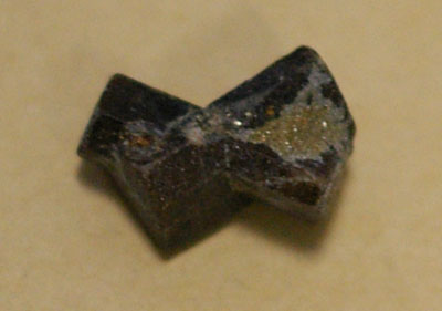 Cristaux de staurotide maclés en croix