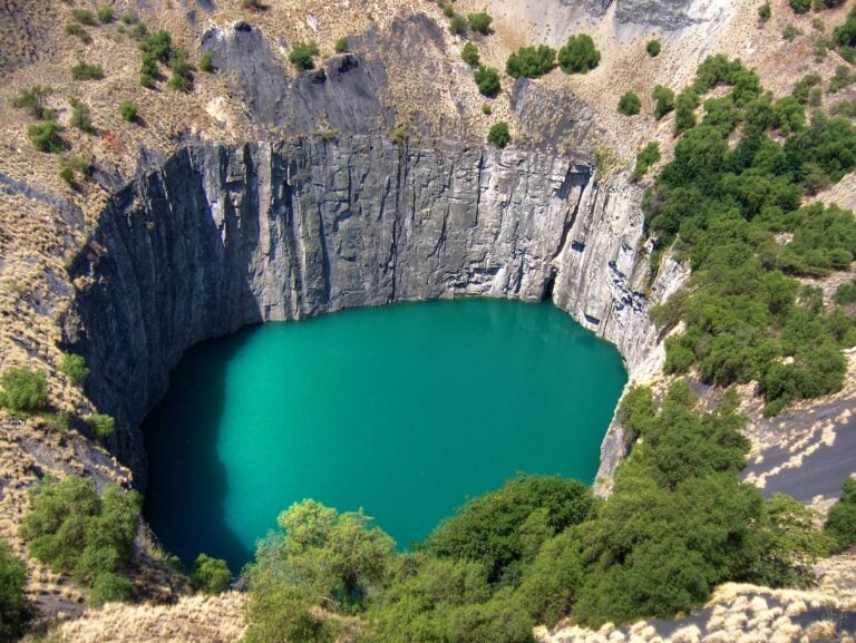 Vue d'une mine à ciel ouvert illustrant l'extraction des minéraux